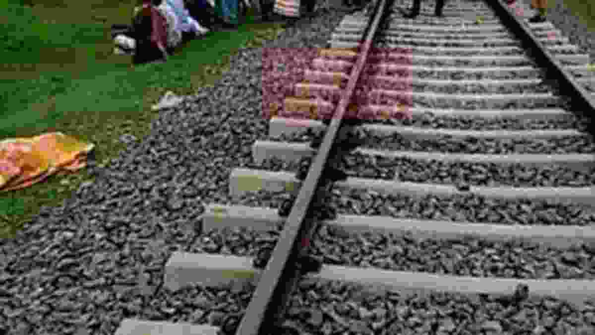খুলনায় ট্রেনে কাটা পড়ে যুবকের মৃত্যু