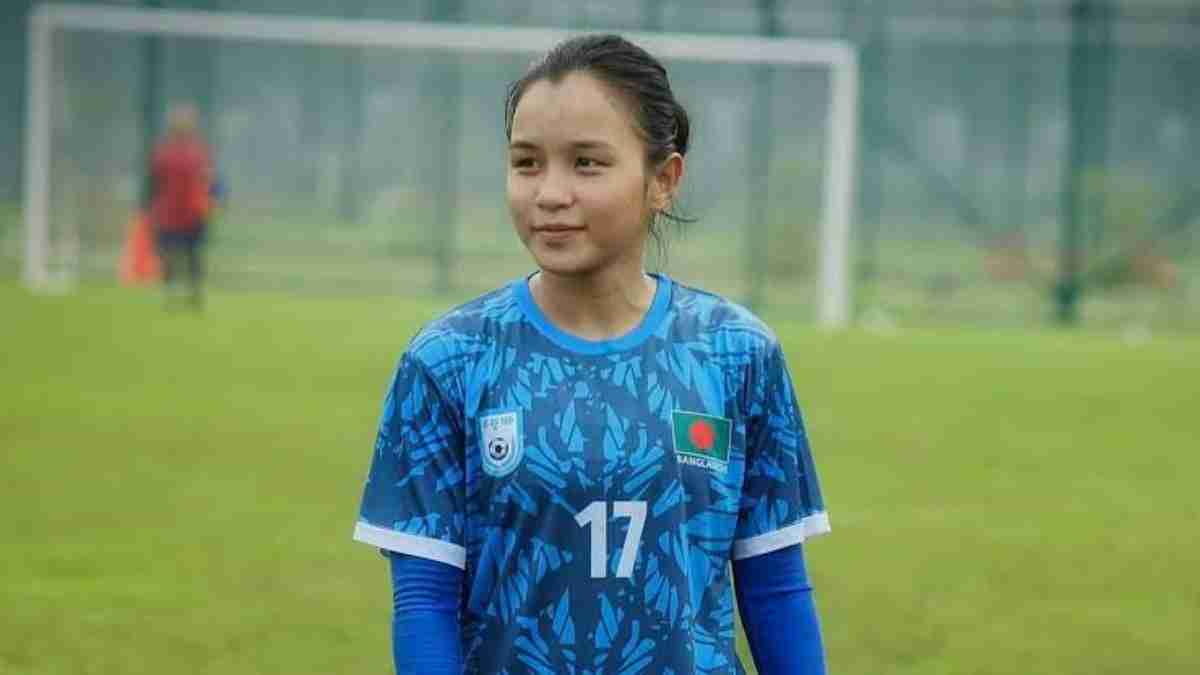 ফুটবলার ঋতুপর্ণা চাকমার ক্যানসার আক্রান্ত মায়ের পাশে তারেক রহমান