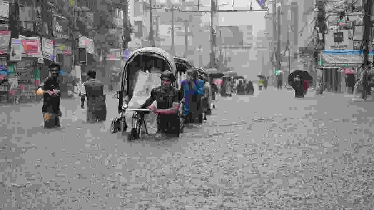 ফেনীতে নতুন নতুন এলাকা প্লাবিত হচ্ছে, বিদ্যুৎ ও মোবাইল নেটওয়ার্ক বিচ্ছিন্ন