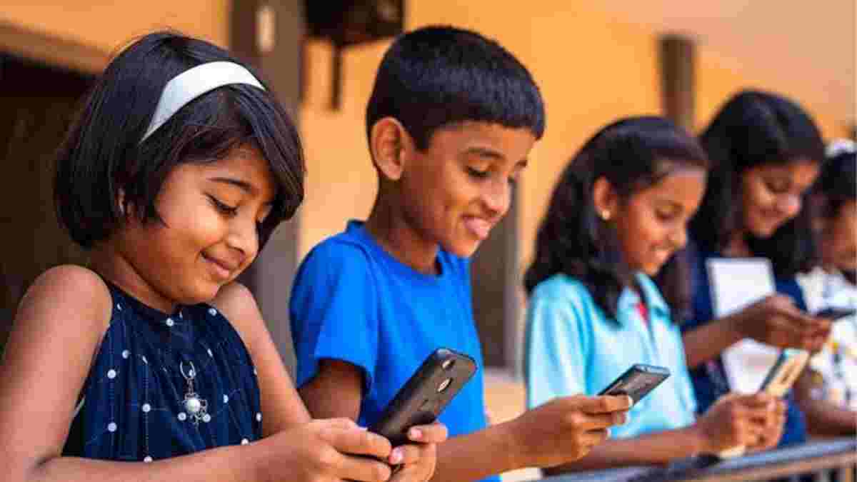 স্কুল-কলেজে শিক্ষার্থীদের মোবাইল ফোন ব্যবহার নিষিদ্ধের সিদ্ধান্ত