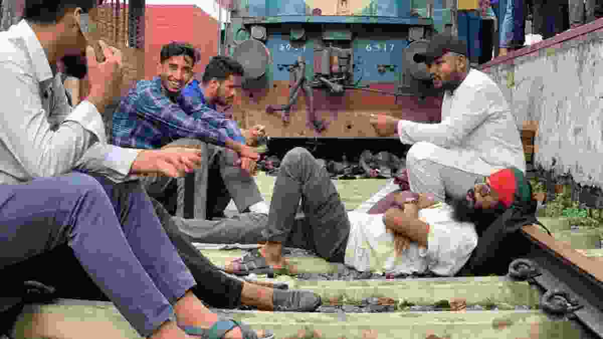 বরাদ্দ ট্রেন পছন্দ না হওয়ায় রেললাইন আটকে বিক্ষোভ