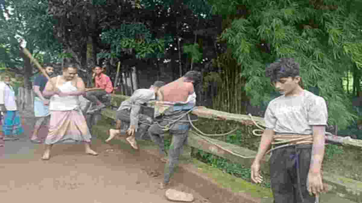 চোর সন্দেহে ‘মব’ করে তিন কিশোরকে বেঁধে মারধর, একজন নিহত