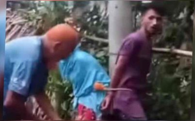 পরকীয়ার অভিযোগে তরুণ-তরুণীকে ঘরে আটকে রাতভর নির্যাতন, সকালে খুঁটিতে বেঁধে পিটুনি