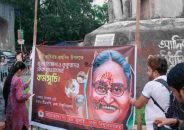 শেখ হাসিনার জন্মদিনে টিএসসিতে কেক কেটে খাওয়ানো হলো কুকুরকে