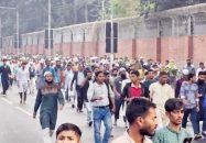 ওসমান হাদির জানাজা ও দাফন শেষে হেঁটে বাড়ি ফিরছেন লাখো মানুষ