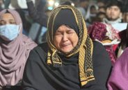 শীতের রাতে লেপ–কম্বল ছেড়ে শাহবাগে, হাদির বিচারের দাবিতে এক নারীর নীরব কান্না