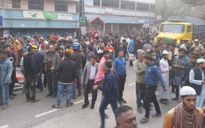 পুলিশের ধাক্কায় মোটরসাইকেল উল্টে ট্রাকের নিচে, নিহত ২
