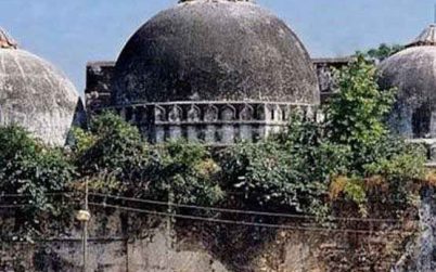 মুর্শিদাবাদে বাবরি মসজিদের জন্য মাথায় করে ইট আনছেন স্থানীয়রা