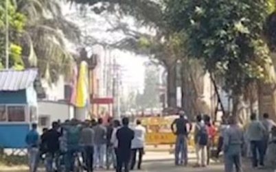 সীমান্তের পাশে দাঁড়িয়ে ভারতের বিরুদ্ধে স্লোগান বাংলাদেশিদের