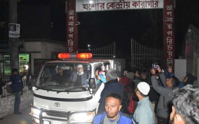কারাগারের ফটকে মৃত ছেলেকে কোলে নিয়ে স্ত্রীর মরদেহ ছুঁয়ে কাঁদলেন ছাত্রলীগ নেতা