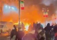 সরকার পতনের আন্দোলনে উত্তাল ইরান, রাষ্ট্রীয় টেলিভিশন ভবনে আগুন