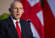 পুতিনকে তুলে নেওয়ার হুমকি ব্রিটিশ প্রতিরক্ষামন্ত্রীর