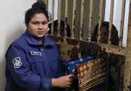 হাজতখানায় আসামিদের নামাজ আদায়ের জন্য জায়নামাজ বিতরণ করলেন সিজেএম