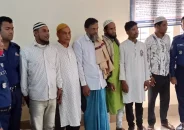 শহীদ মিনারে ফুল দিতে গিয়ে আওয়ামী লীগের ৬ কর্মী আটক