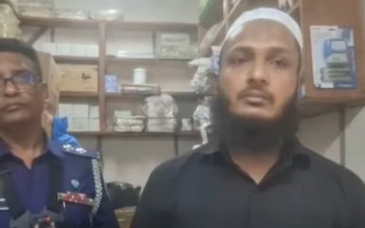 অবৈধভাবে ভোটের সিল বানানোর সময় হাতেনাতে ধরা!