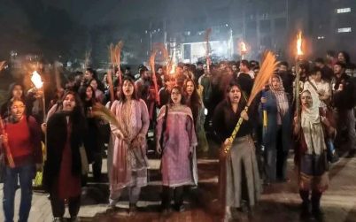 জাবিতে ছাত্রদল ও বামপন্থী শিক্ষার্থীদের ঝাড়ু মিছিল