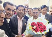তারেক রহমানকে ফুল দিয়ে শুভেচ্ছা জানালেন ববি হাজ্জাজ