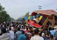 কুমিল্লায় লেভেল ক্রসিংয়ে যাত্রীবাহী বাসে ট্রেনের ধাক্কা, নিহত ১২