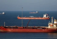 মার্কিন নিষেধাজ্ঞা অমান্য করে হরমুজ পার করলো চীনা জাহাজ