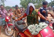 সাতক্ষীরায় ছেলের বাইকে পেট্রল নিতে ফিলিং স্টেশনের লাইনে মা