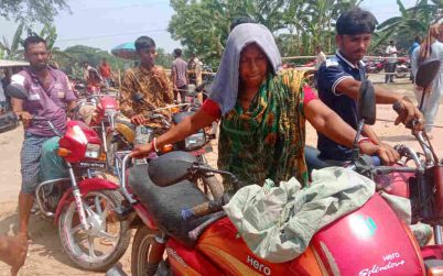 সাতক্ষীরায় ছেলের বাইকে পেট্রল নিতে ফিলিং স্টেশনের লাইনে মা