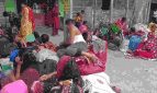 ভারত সীমান্তে হঠাৎ শত শত মানুষের ভিড়