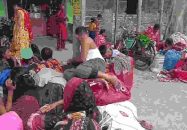 ভারত সীমান্তে হঠাৎ শত শত মানুষের ভিড়