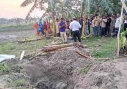 পুকুর পাড়ে মাটি খুঁড়ছিল কুকুর, ভেতর থেকে বেরিয়ে এলো মা-মেয়ের মরদেহ