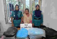 খুলনায় ৮ কেজি গাঁজা নিয়ে ধরা খেলেন মহিলা মাদ*ক ব্যবসায়ী
