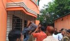 কুমিল্লায় চুরি করতে গিয়ে জানালার গ্রিলে আটকা পড়ল চোর!