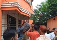 কুমিল্লায় চুরি করতে গিয়ে জানালার গ্রিলে আটকা পড়ল চোর!