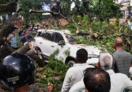 ভারতের উত্তরপ্রদেশে ঝড়ের তাণ্ডবে নিহত বেড়ে অন্তত ১০০