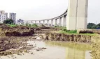 ফতুল্লায় পদ্মা রেল সেতুর পিলারের নিচ থেকে মাটি উত্তোলন
