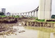 ফতুল্লায় পদ্মা রেল সেতুর পিলারের নিচ থেকে মাটি উত্তোলন