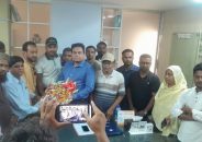 যাকে পুলিশ খুঁজছে তিনি ফুল দিচ্ছেন ইউএনওকে