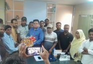 যাকে পুলিশ খুঁজছে তিনি ফুল দিচ্ছেন ইউএনওকে