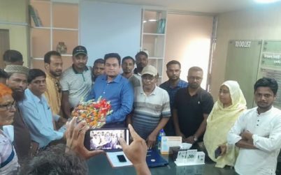 যাকে পুলিশ খুঁজছে তিনি ফুল দিচ্ছেন ইউএনওকে