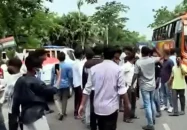 শেখ মুজিবুরের ম্যুরালে কালি লেপন, প্রতিবাদে মহাসড়ক অবরোধ করলো ছাত্রলীগ