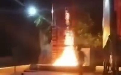 রাতের আধারে জয়বাংলা স্লোগান দিয়ে জুলাই স্মৃতিস্তম্ভে আগুন