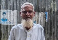 ১৫ বছর আগের ১০০ টাকা ফেরত দিতে পাওনাদারের বাড়িতে বৃদ্ধ