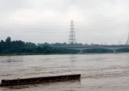 প্রেমিক যমুনায় ঝাঁপ দিতেই কেটে পড়লেন প্রেমিকা!