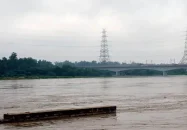 প্রেমিক যমুনায় ঝাঁপ দিতেই কেটে পড়লেন প্রেমিকা!
