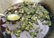 রান্নার সময় মাংসের রং হলো সবুজ, কড়াই নিয়ে থানায় হাজির
