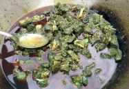 রান্নার সময় মাংসের রং হলো সবুজ, কড়াই নিয়ে থানায় হাজির