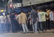 নিউমার্কেটে ফুটপাতে দোকান বসানো নিয়ে ছাত্রদল-যুবদল সংঘর্ষ, আহত অন্তত ২০