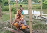 ঘর ভাড়া পরিশোধে ৫০০ টাকায় মাথার চুল বিক্রি, ২ সন্তান নিয়ে রেললাইনে রেহানা