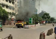 মিরপুরে হকার উচ্ছেদ ঘিরে পুলিশের গাড়ি ভাঙচুর, সিটি কর্পোরেশনের গাড়িতে আগুন