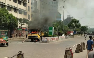 মিরপুরে হকার উচ্ছেদ ঘিরে পুলিশের গাড়ি ভাঙচুর, সিটি কর্পোরেশনের গাড়িতে আগুন