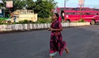 মেয়ের পড়াশোনার খরচ জোগাতে শাড়ি পরে খালি পায়ে ম্যারাথনে মা