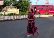 মেয়ের পড়াশোনার খরচ জোগাতে শাড়ি পরে খালি পায়ে ম্যারাথনে মা